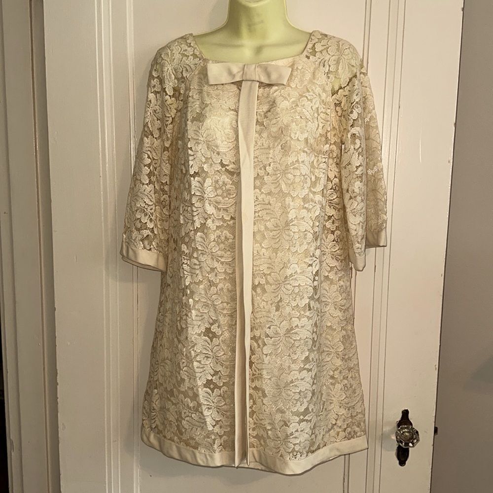 Vintage‎ 60s cream/ivory lace dress with 3/4 sleeves & bow on front